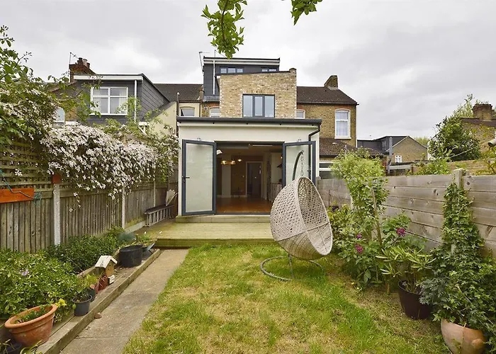 Contemporary 3 Bed House With Spacious Garden Close To Stratford & Canary Wharf