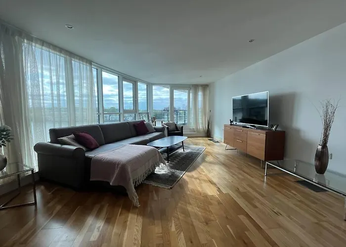 Central London River View Apartment