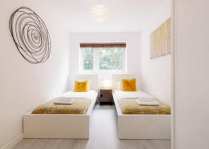Spacious Flat In South Central London With Balcony - Pass The Keys