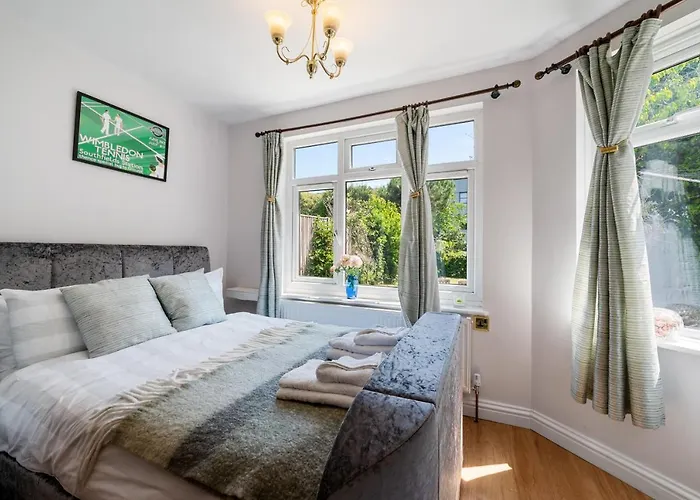 Lovely Garden Apartment In Wimbledon Town Centre With Private Parking By Wimbledon Holiday Lets