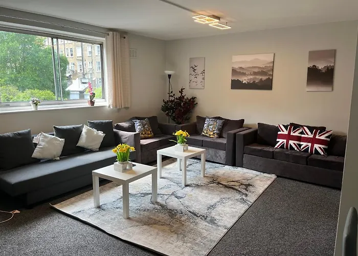 Chelsea Cromwell Road 2-Bedroom & Living Room Budget Apartment