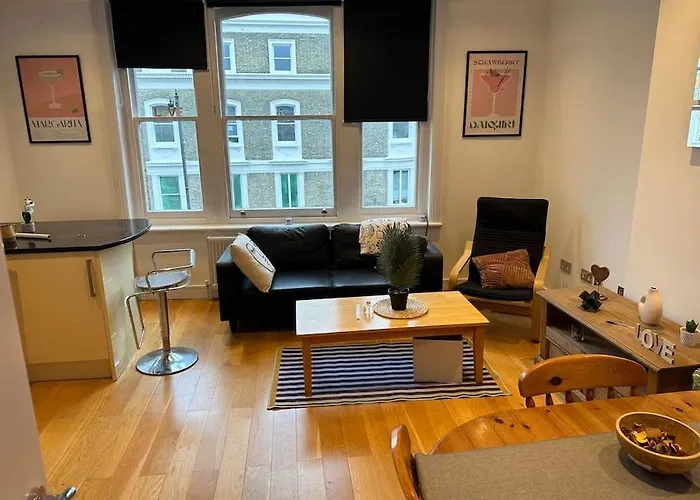 Putney , Modern-Flawless Apartment !