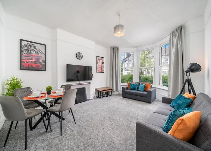 Spacious King Size 1Bed Flat In Leafy Suburb
