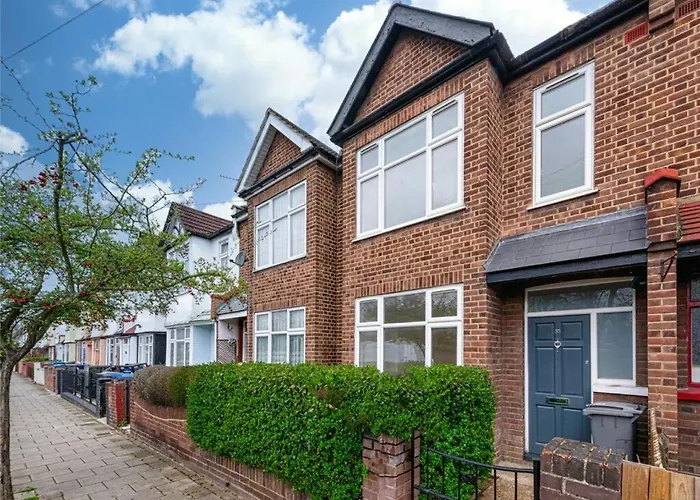 Spacious Family Home With Games Room & Garden
