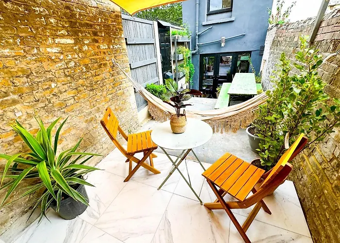 Modern Flat With King Bed, Garden & Outdoor Dining