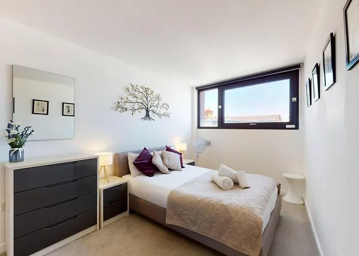 Stunning 2 Bed 2 Bath Apartment In Clerkenwell