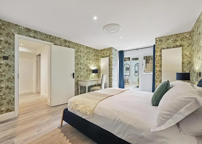 Stunning 3 Bed 2 Bathroom Basement Flat In Earls Court, London