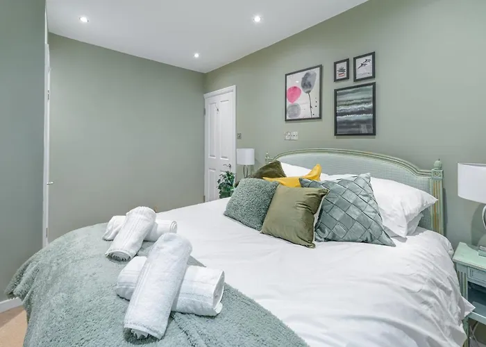 Stylish Shepherds Bush Flat