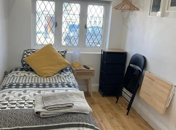 Cosy Self Contained Apartment With Private Bathroom 10 Mins To Wembley Stadium