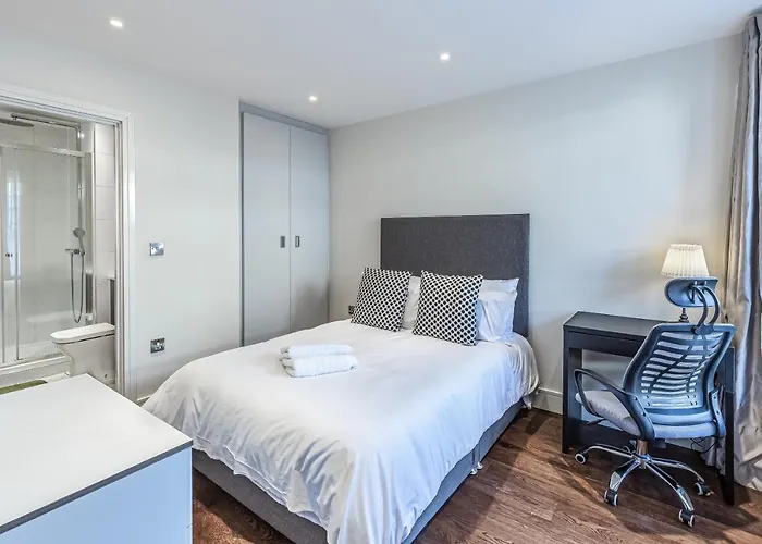 3 Bedrooms Close To Canning Town & Excel London