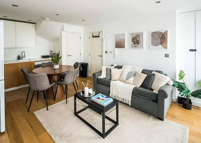 Renovated 2Br, 2Ba Near Hyde Park 1 Min From Tube