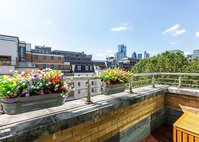 Modern Tower Hill Penthouse