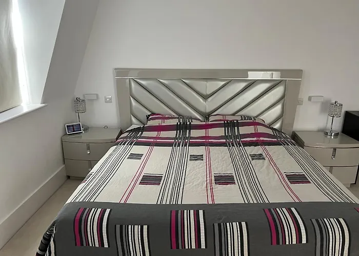 3 Bed/3.5 Bath Gated Mews House W/ Private Garden