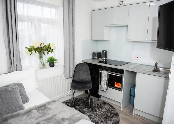Small But Cozy Studio, Great Tube Connection