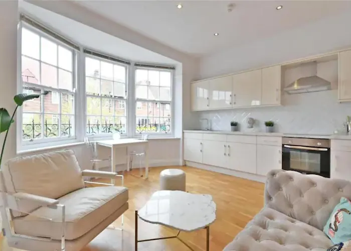 Luxury 3 Bed Apartment - Huge Outdoor Terrace & Amazing Transport Links