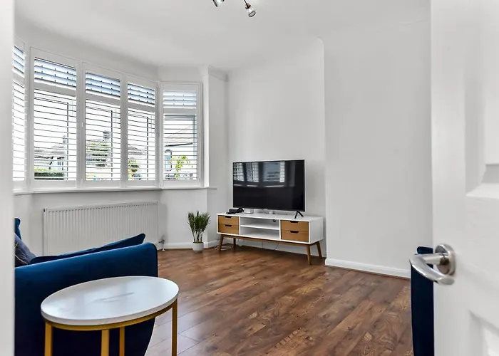 3Br Home/Fast Wi-Fi/ Quiet Road
