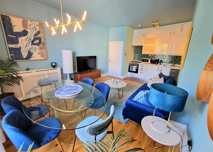 Gorgeous Hyde Park Home With Lift-Elevator Access & Nice View