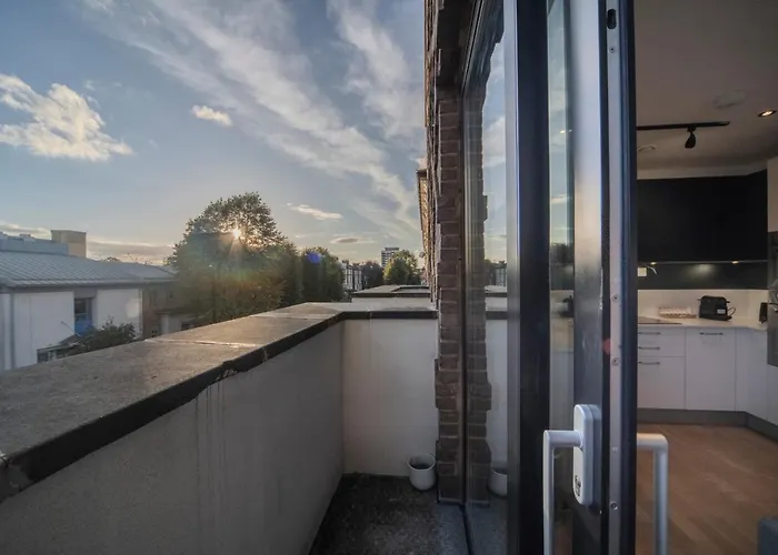 Bright & Quiet - Spacious Apt With Balcony & Lift