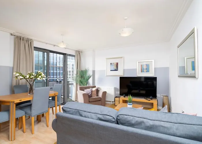 Cosy Flat Right Opp Tube Station