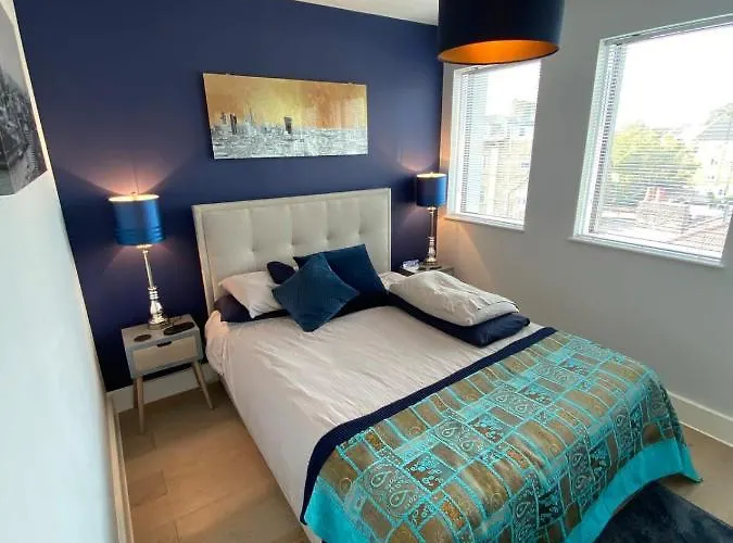Tasteful 2Bd Flat Wopen Plan Living - Blackheath!