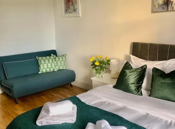 20 Min To Central London- 2 Bedrooms Apartment