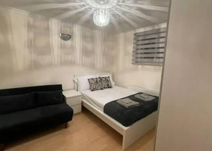 Entire 3 Bedroom Home - Minutes To Emirates Stadium!