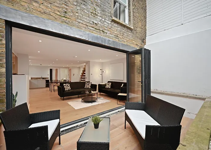 Stunning 2 Bed Basement Flat In Hammersmith