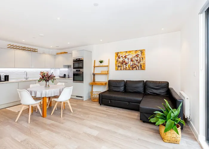 Modern New 2Br Wviews & Balcony In Wandsworth