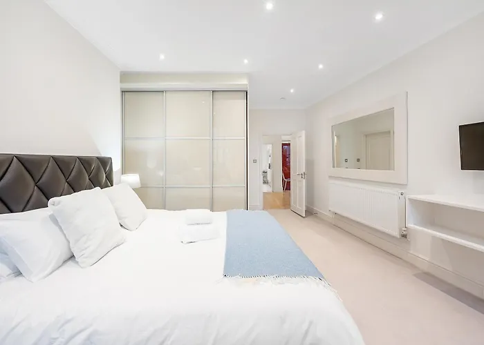 Casa Italia Near Hyde Park & Kensington High Street - Wifi & Washing Machine - Free Luggage Storage Available Nearby