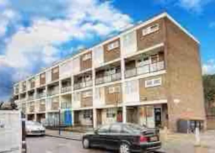 Luxury 3 Bedroom Home In City
