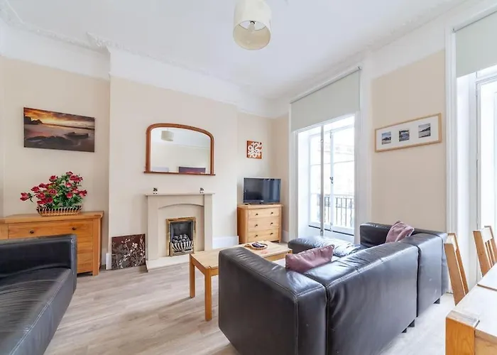 Spacious & Central 3-Bed Flat By Popular Waterloo!