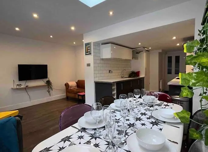 London 2 Bedrooms With Private Garden Apartment Walking Distance To Underground Ideal For Families
