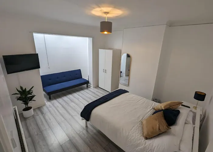 The Manor Guest House In Wembley