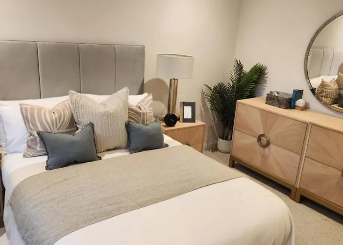 Kings Mews Elegance: City Sparrow\'S Premier 3-Bedroom Residences
