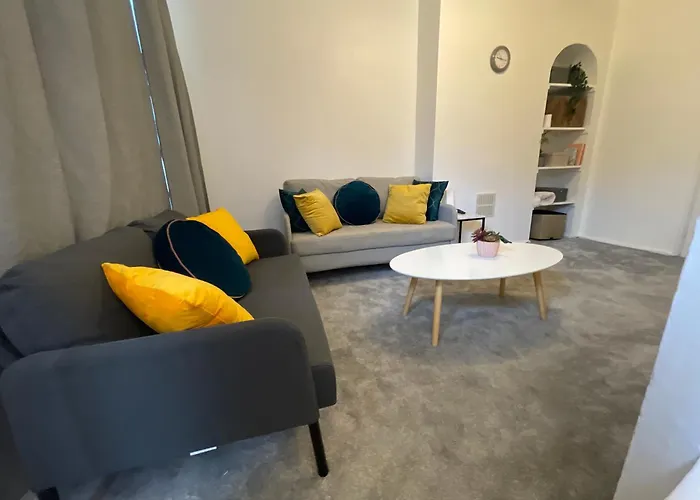 Tooting Lodge London - Cosy 2 Bedroom House With Garden, 5 Mins Walk To Tube Station