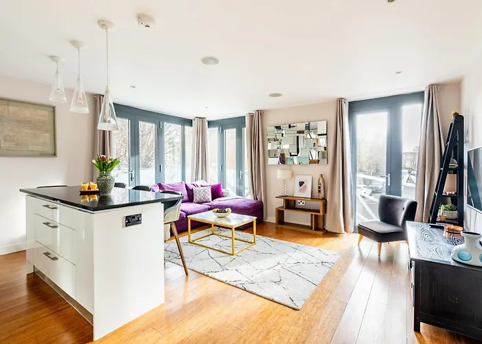King Beds Apartment With En-Suite, Private Balcony And Elevator By Iconic Portobello Market