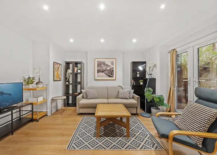 2 Bedroom Garden Flat In W Kensington