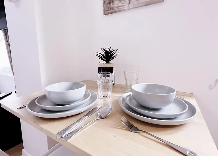 Uk Chaps Retreat: Chelsea Studio Haven With Private Balcony