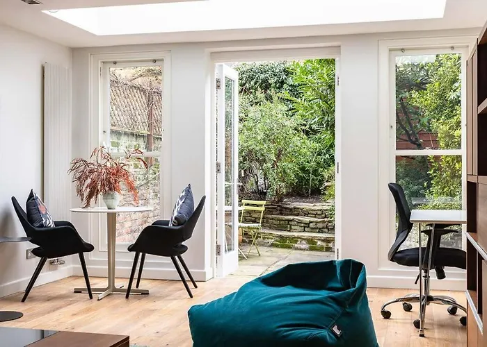 A Grand Four Bedroom Townhouse At Knightsbridge