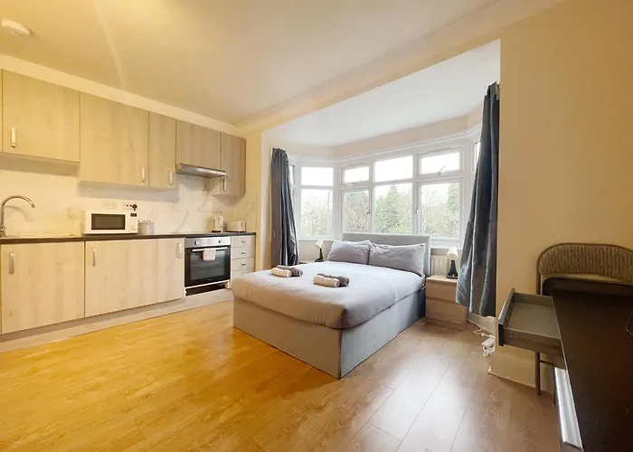 Large Cosy Property 15Min From Central London