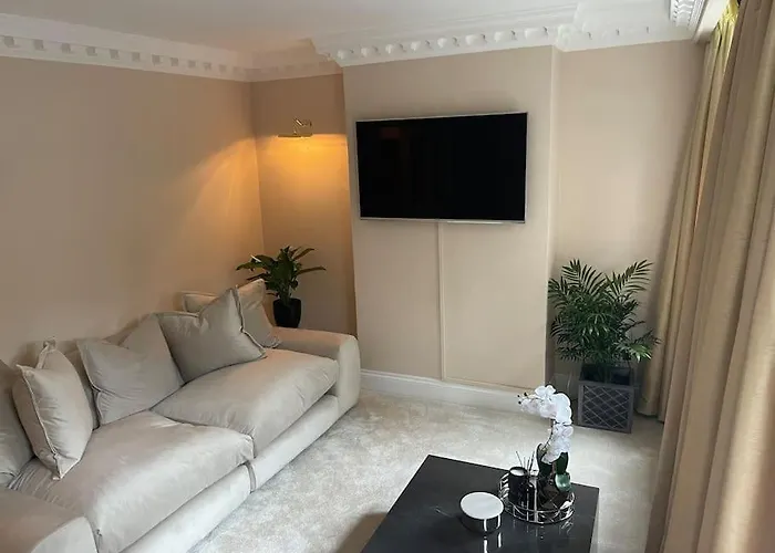 Newly Refurbished Apartment, Near Station & River