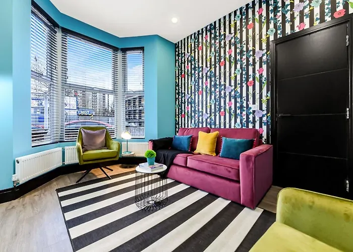 Bright & Colourful House - Best For A Large Groups