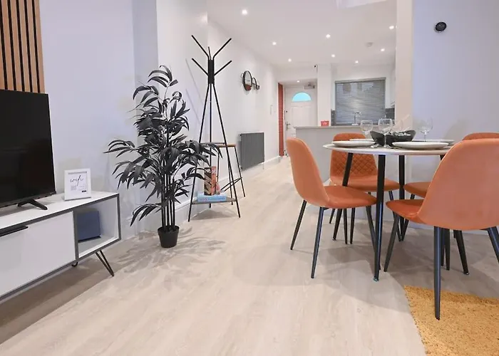 Modern 2 Bed Split Level Maisonette With Parking