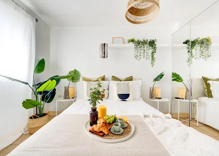 2-Bed 2-Bath Tower Bridge Gem, Sleeps 8