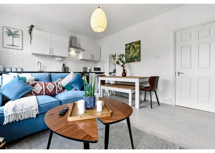 Earth Tones & Greenery: 4Br Flat Sleeps 8