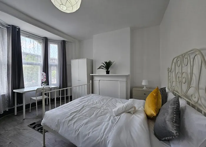 Family Room Near Queen Mary College