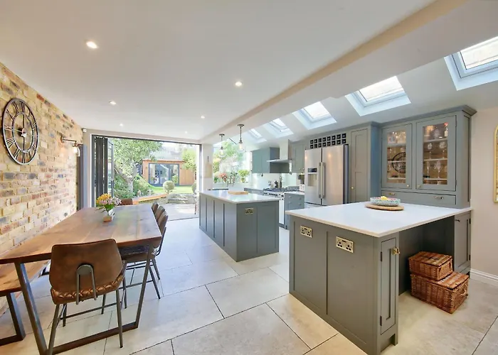 Family 4-Bed House & Secluded Garden - Wimbledon