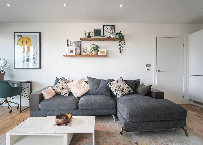 Stunning Riverside View Apartment, Near Canary Wharf & O2
