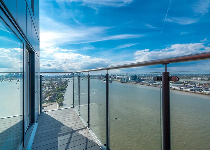 Skyvillion - London Skyview Apartments Overseeing River Thames By Woolwich Ferry, Near London Excel, O2 Arena, City Airport, Free Wifi & Free Onsite Parking, Fantastic Rates For Longer Stays