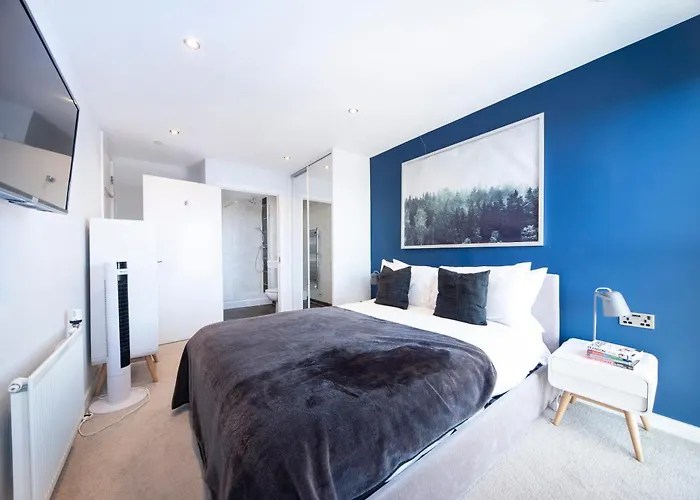 Top Floor Apt - 2 Bed/2 Bath + Private Balcony